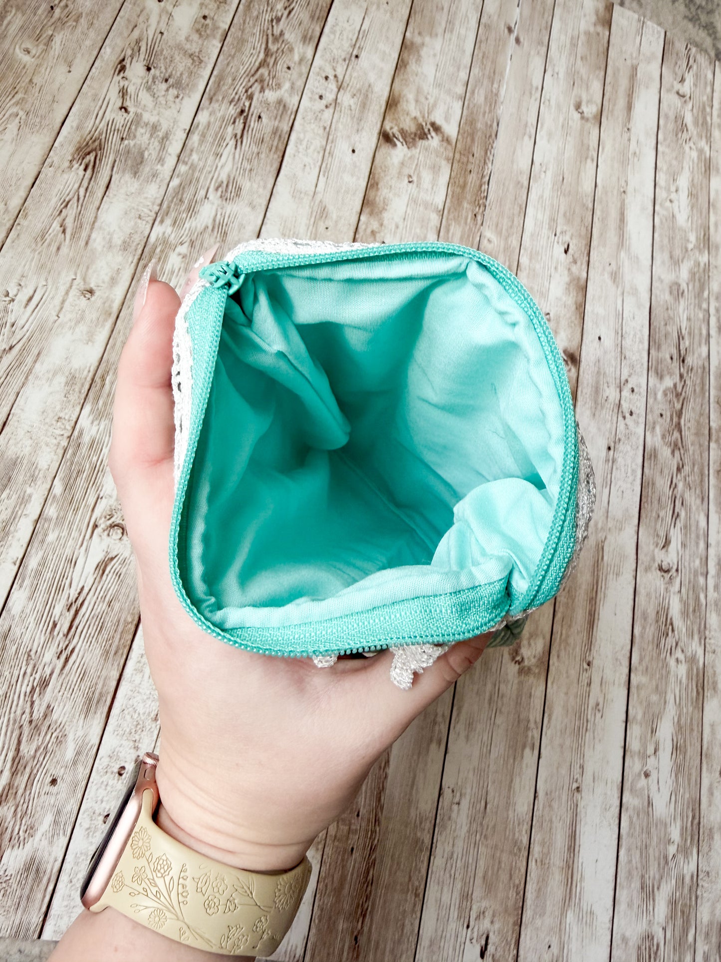 Blue Daisy Quilted Kindle Sleeve with Zipper and Trim